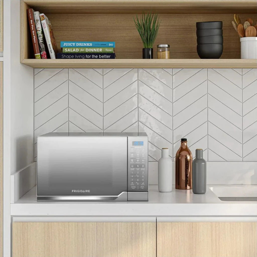 Frigidaire Horno Microondas 0.9 Pies cúbicos 900W (FMDO25S3GSPG)